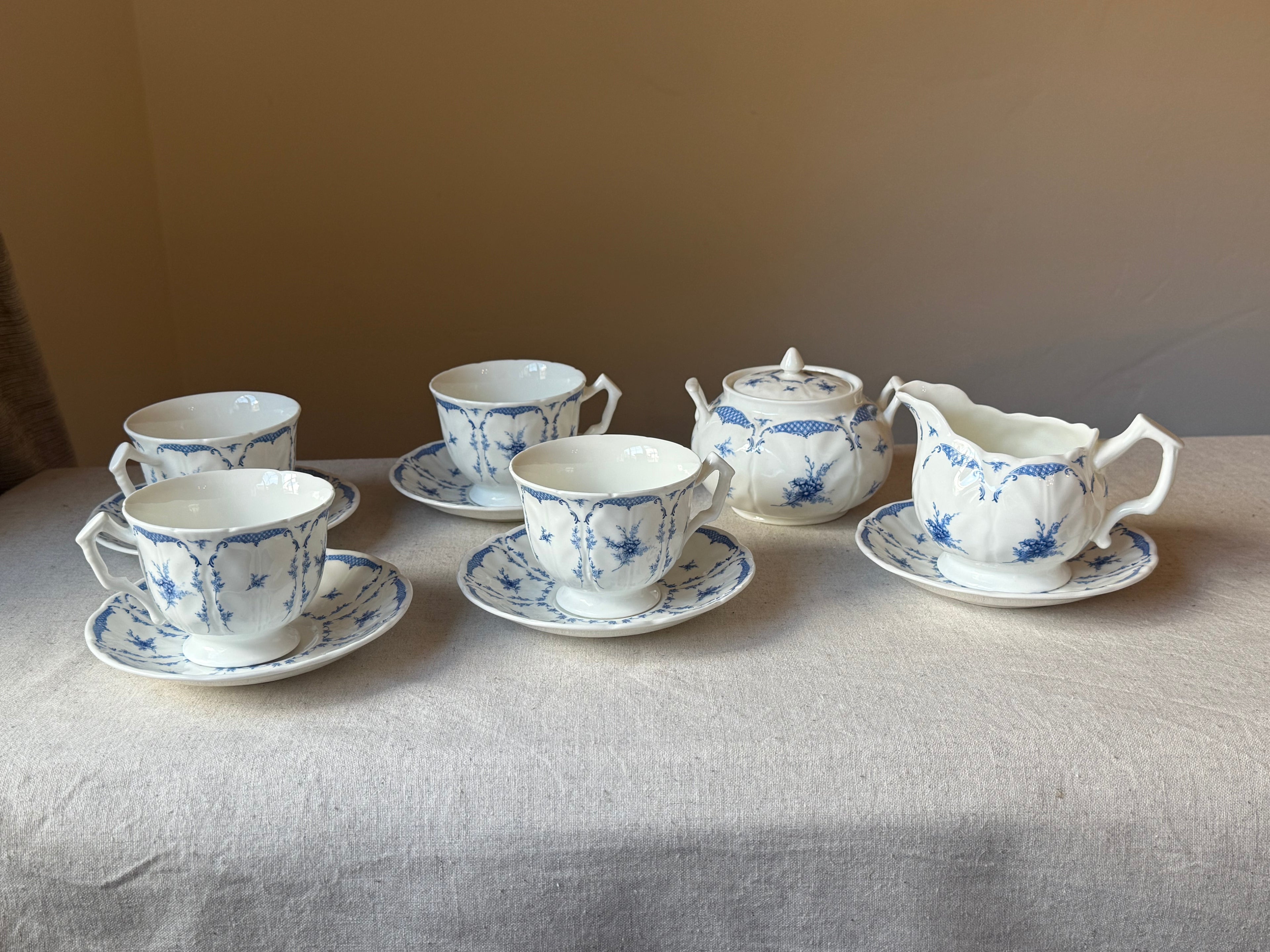 Vintage Aynsley Delphine Bone China Tea Set – 6 Piece  (4 teacups & saucers, sugar bowl with lid and milk jug)