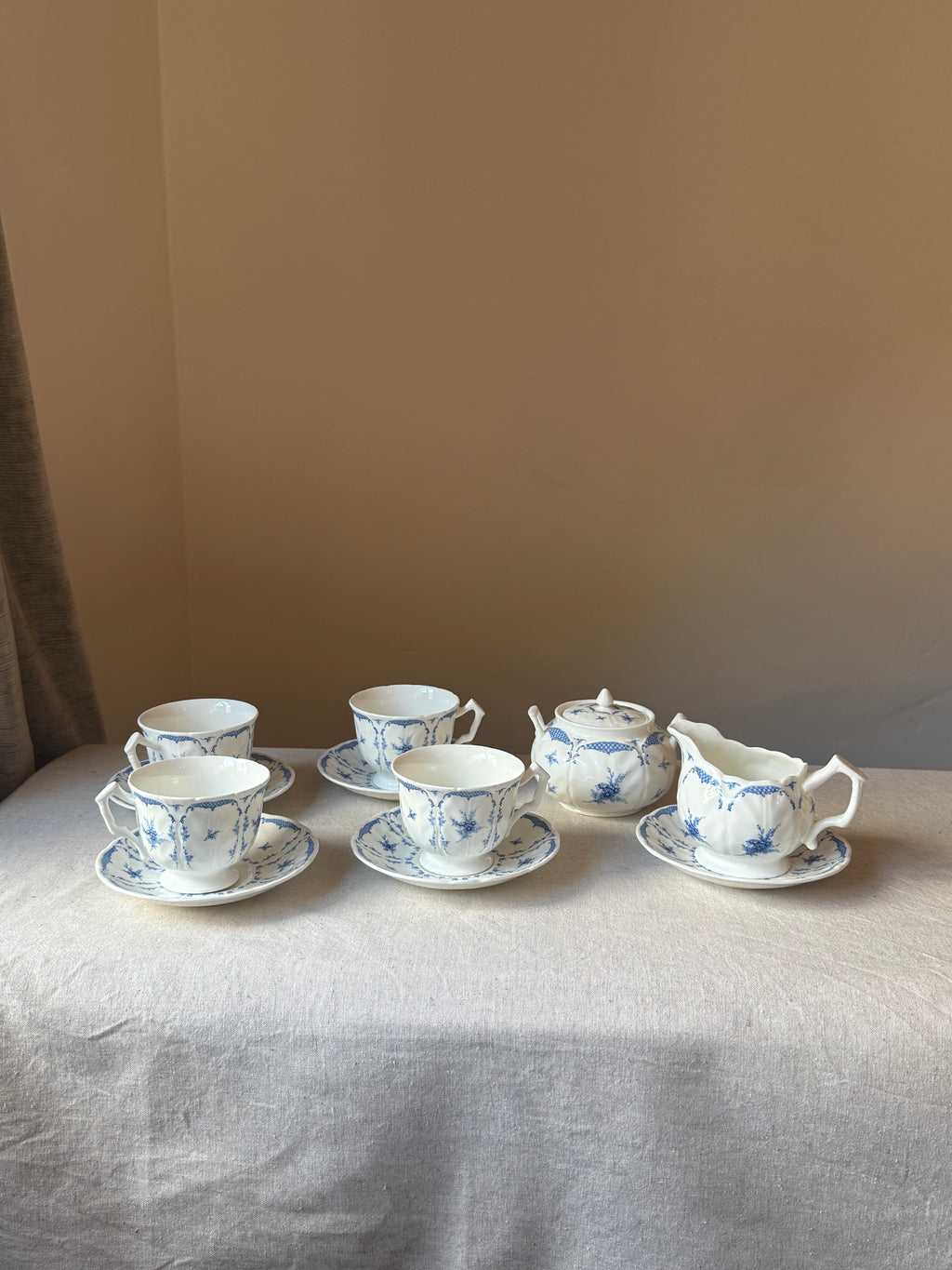 Vintage Aynsley Delphine Bone China Tea Set – 6 Piece  (4 teacups & saucers, sugar bowl with lid and milk jug)