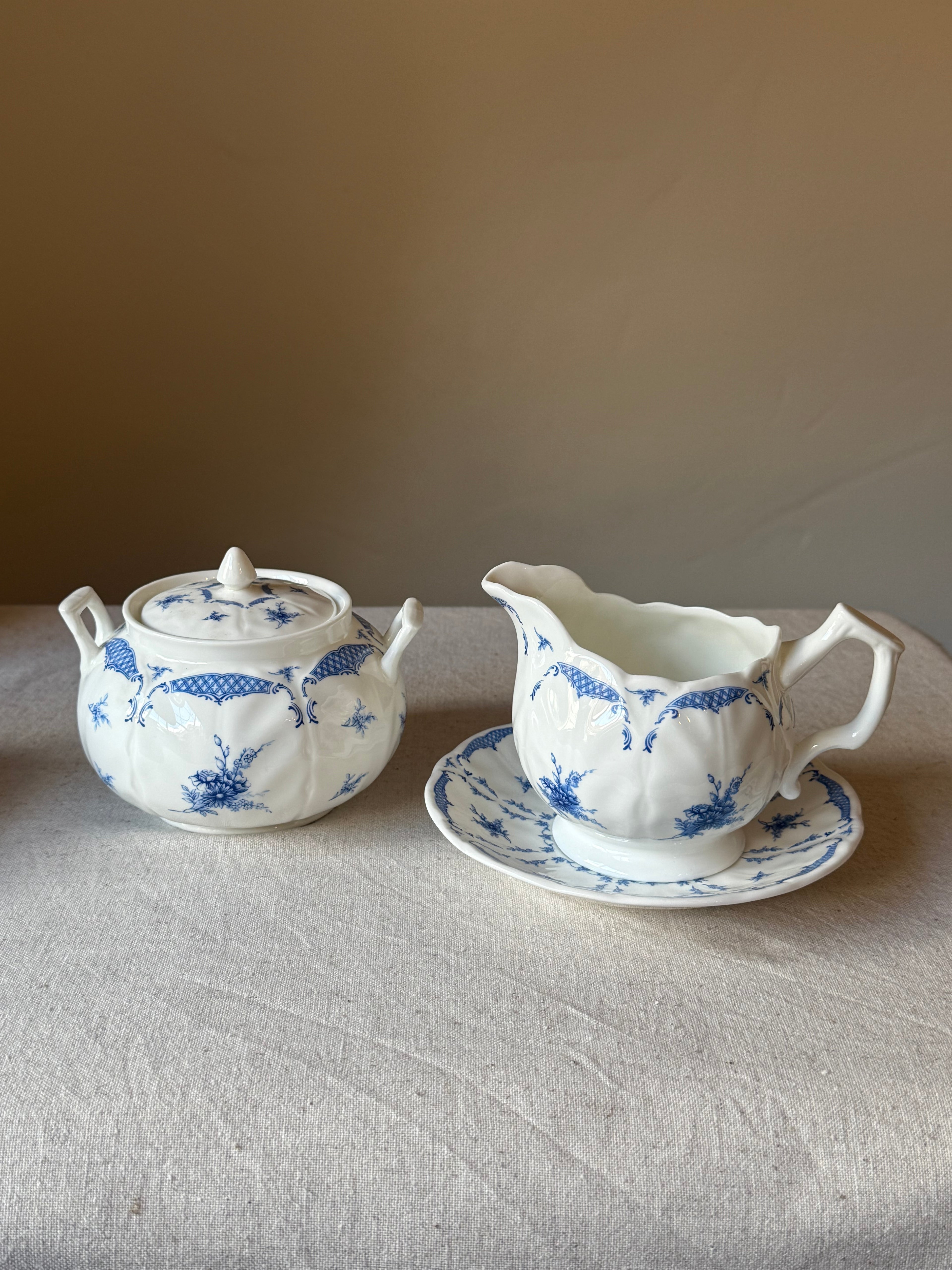 Vintage Aynsley Delphine Bone China Tea Set – 6 Piece  (4 teacups & saucers, sugar bowl with lid and milk jug)