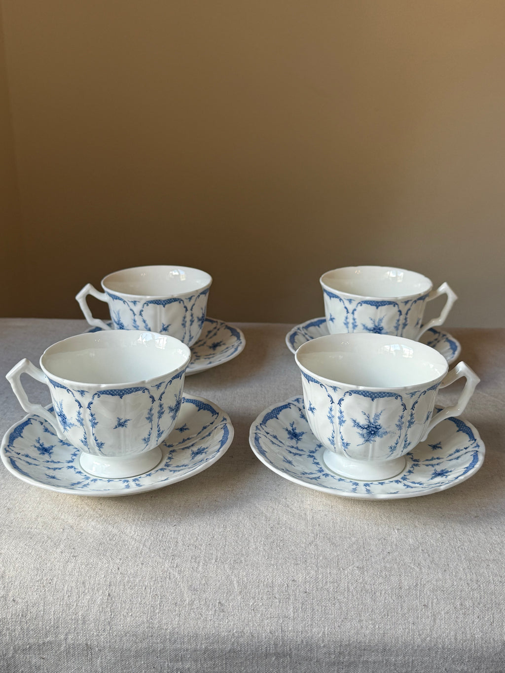 Vintage Aynsley Delphine Bone China Tea Set – 6 Piece  (4 teacups & saucers, sugar bowl with lid and milk jug)
