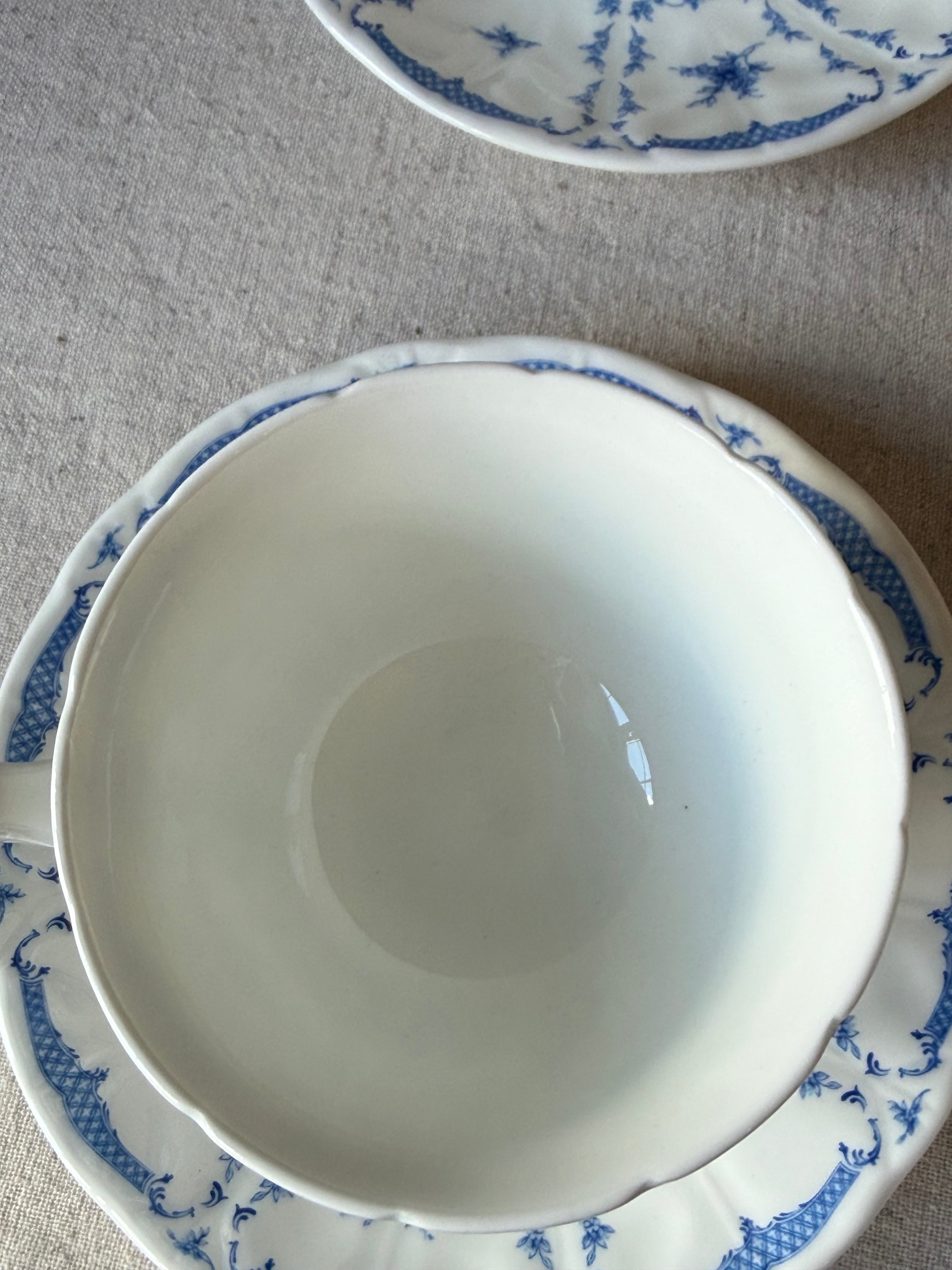 Vintage Aynsley Delphine Bone China Tea Set – 6 Piece  (4 teacups & saucers, sugar bowl with lid and milk jug)